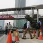 Pejalan kaki saat akan menggunakan jembatan penyeberangan orang (JPO) di Bundaran HI, Jakarta, Selasa (24/7). Pemprov DKI berencana merobohkan JPO tersebut karena menghalangi pandangan ke Patung Selamat Datang. (Liputan6.com/Arya Manggala)