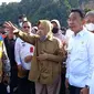 Menteri Sosial, Tri Rismaharini bersama pejabat Pemkab Sigi saat meninjau lokasi banjir di Desa Pakuli Utara, Kabupaten Sigi, Rabu (7/9/2022). (Foto: Heri Susanto/ Liputan6.com).