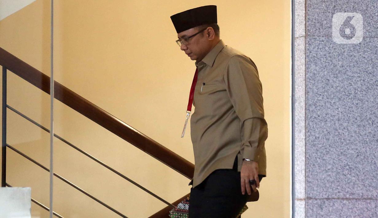 Mantan Menteri Agama, Yaqut Cholil Qoumas saat menuju ruang pemeriksaan di Gedung Merah Putih Komisi Pemberantasan Korupsi (KPK), Selasa (16/12/2025). (Liputan6.com/Helmi Fithriansyah)