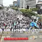 Massa demonstran dari gabungan elemen Islam menggelar aksi damai mengecam Presiden Prancis Emmanuel Macron di kawasan Sarinah, Jakarta, Senin (2/11/2020). Mereka datang dengan berbagai atribut mengecam pernyataan presiden Emmanuel Macron yang dianggap menghina Islam. (Liputan6.com/Faizal Fanani)