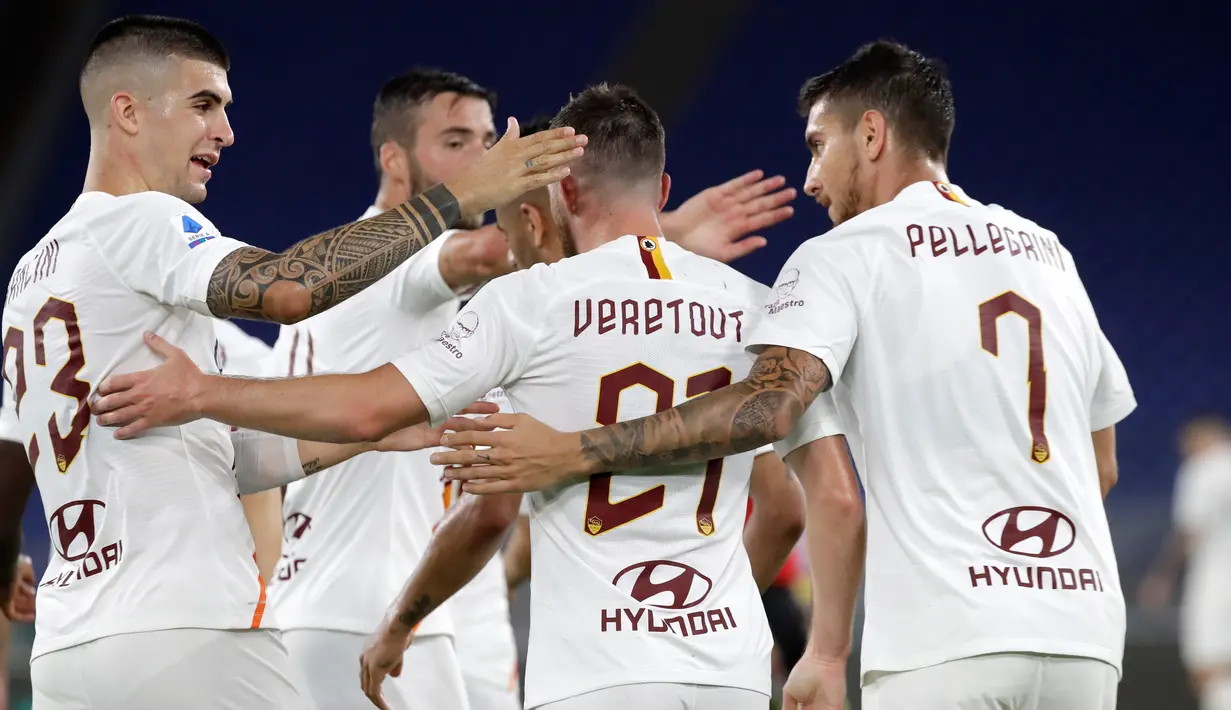 Gelandang AS Roma, Jordan Veretout bersama rekan setimnya merayakan gol ke gawang Parma dalam laga Serie A 2019-20 giornata 31 di Stadion Olimpico, Kamis (9/7/2020) dini hari WIB. AS Roma sukses mengalahkan Parma dengan skor tipis 2-1. (AP Photo/Alessandra Tarantino)