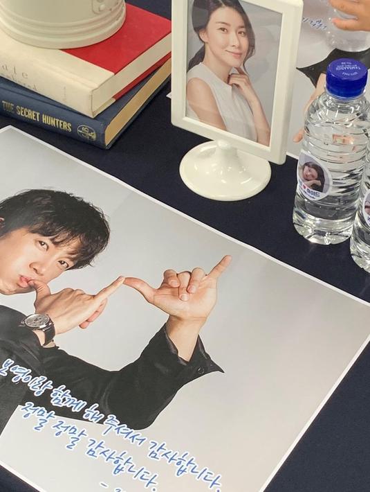 Dalam unggaham lainnya, ada juga mini poster Ji Sung dan foto Lee Bo Young yang terpajang di meja. (Foto: Instagram/ lee.b0.young)