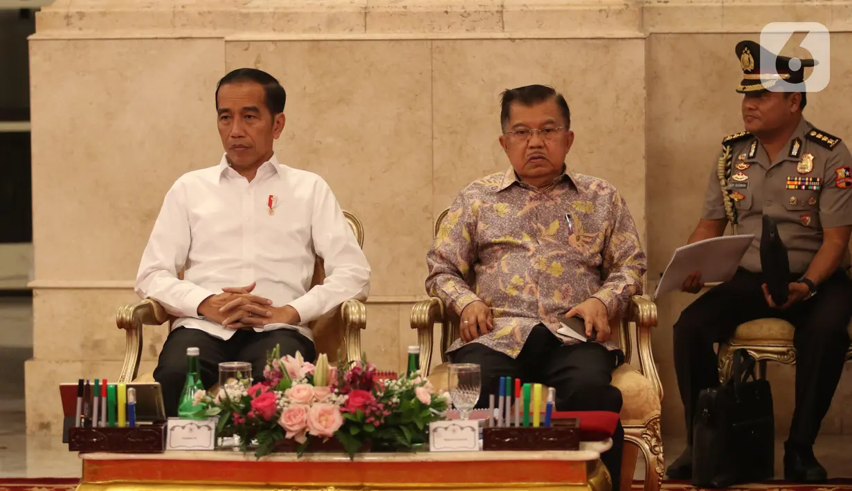 Presiden Joko Widodo (Jokowi) didampingi Wakil Presiden Jusuf Kalla memimpin Sidang Kabinet Paripurna di Istana Negara, Jakarta, Kamis (3/10/2019). Sidang kabinet paripurna ini merupakan rapat besar yang terakhir digelar oleh Pemerintahan kabinet kerja. (Liputan6.com/Angga Yuniar)