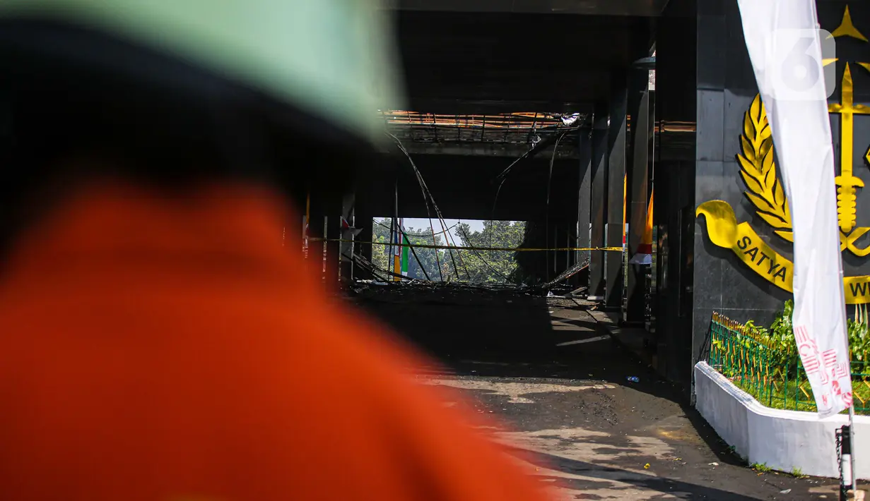 Petugas pemadam kebakaran melakukan proses pendinginan dari sisa kebakaran di gedung utama Kejaksaan Agung RI, Jakarta, Minggu (22/8/2020). Kebakaran di gedung utama Kejaksaan Agung tersebut menghanguskan seluruh lantai. (Liputan6.com/Faizal Fanani)
