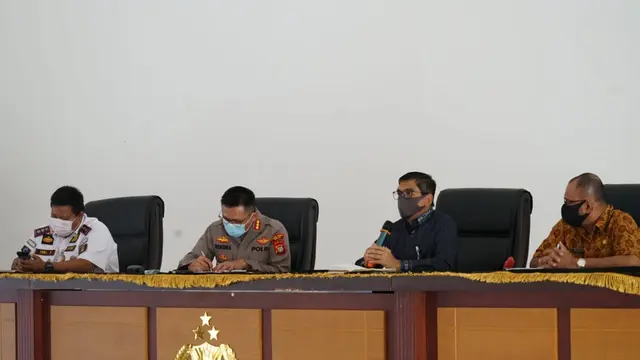 Polisi menggelar rapat untuk antisipasi penyebaran virus Corona atau Covid-19 di area pasar. (Foto: Liputan6.com/Bam Sinulingga)