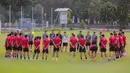 Pelatih kepala Timnas Indonesia, Shin Tae-yong (tengah) memimpin latihan menjelang laga leg pertama Kualifikasi Piala Dunia 2026 zona Asia melawan Brunei Darussalam di Lapangan A Kompleks Stadion Utama Gelora Bung Karno (SUGBK), Senayan, Jakarta, Senin (09/10/2023). (Bola.com/Bagaskara Lazuardi)