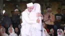 Pasangan Vicky Prasetyo dan Angel Lelga akhirnya sah menjadi suami istri. Keduanya melangsungkan akad nikah di Masjid Istiqlal Jakarta Pusat, Jumat (9/2/2018) pukul 16.30 WIB. (Nurwahyunan/Bintang.com)
