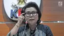 Wakil Ketua KPK Basaria Panjaitan memberi keterangan dalam konfrensi pers di Jakarta, Jumat (2/2). Basaria menyatakan, Zumi Zola diduga menerima hadiah atau janji terkait proyek-proyek di Provinsi Jambi senilai Rp 6 miliar. (Liputan6.com/Herman Zakharia)