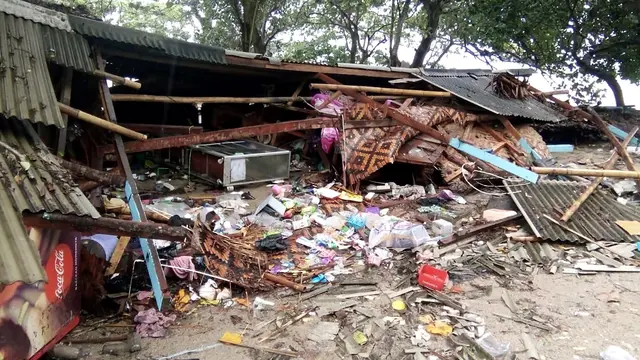 Pantai Carita Diterjang Tsunami
