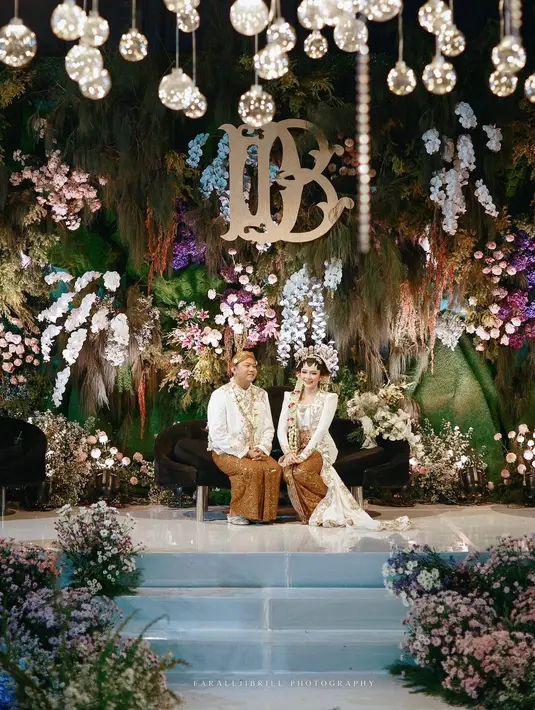 Bella kemudian memadukannya dengan stagen berupa jumputan warna marun keemasan.