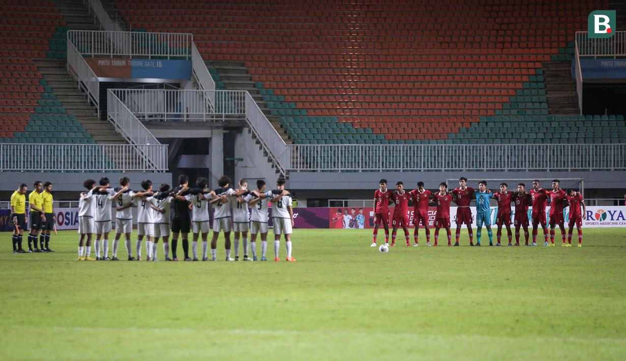 Sebelum dimulainya laga, kedua tim melakukan 'minute of silence' atau mengheningkan cipta. Pertandingan tersebut juga tak dihadiri oleh penonton untuk menghormati korban tragedi yang terjadi di Stadion Kanjuruhan. (Bola.com/Bagaskara Lazuardi)