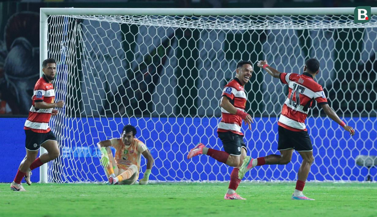 Pemain Madura United merayakan gol Lulinha ke gawang Persebaya Surabaya pada lanjutan BRI Super League 2025/2026 di Stadion Gelora Bung Tomo Jumat (17/4/2026). (Bola.com/M Iqbal Ichsan)