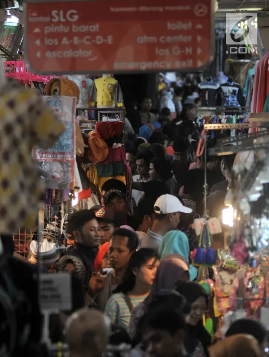 Kepadatan pusat perbelanjaan Blok B Pasar Tanah Abang, Jakarta, Minggu (10/6). Seminggu mendekati perayaan Idul Fitri 1439 H, pusat grosir terbesar di asia tenggara tersebut semakin riuh oleh pengunjung. (Merdeka.com/Iqbal S. Nugroho)