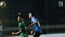 Penyerang PSMS Medan, Suhandi (kiri) berebut bola dengan pemain PSM Makassar di laga penyisihan grup A Piala Presiden 2018 di Stadion GBLA, Bandung, Selasa (16/1). PSMS unggul 2-1. (Liputan6.com/Helmi Fithriansyah)