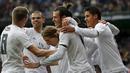 Para pemain Real Madrid merayakan gol yang dicetak Gareth Bale ke gawang Sporting Gijon pada laga La Liga Spanyol di Stadion Santiago Bernabeu, Spanyol, Minggu (17/1/2016). Los Blancos berhasil menang 5-1. (Reuters/Andrea Comas)