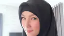 Beberapa hari lalu Kalina Oktarani mengunggah foto saat mengenakan hijab. Terkait penampilannya tersebut, banyak yang menanyakan dirinya berhijab seperti banyak artis belakangan ini. (Instagram/kalinaocktaranny)