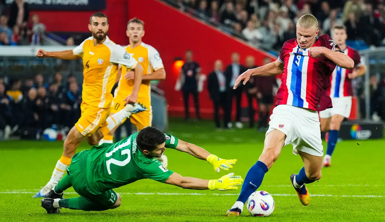 Pemain Timnas Norwegia, Erling Haaland, berusaha melewati kiper Moldova, Cristian Avram, dalam lanjutan Kualifikasi Piala Dunia 2026 di Ullevaal Stadium, Rabu (10/9/2025). (Cornelius Poppe/NTB via AP)