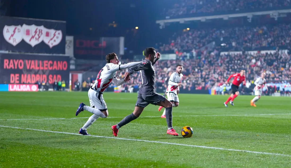Real Madrid hanya mampu bermain imbang 3-3 saat melawat ke markas Rayo Vallecano, Campo de Futbol de Vallecas dalam laga jornada 17 La Liga 2024/2025, Minggu (15/12/2024) dini hari WIB. Hasil ini membuat Real Madrid gagal menyalip Barcelona di puncak klasemen Liga Spanyol. (AP Photo/Manu Fernandez)