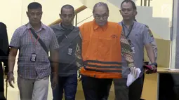Tersangka pemegang Johannes Budisutrisno Kotjo usai menjalani pemeriksaan dan menuju mobil tahanan di Gedung KPK Jakarta, Sabtu (14/7). KPK resmi menahan Johannes dan menemukan barang bukti uang senilai Rp500 juta. (Liputan6.com/Johan Tallo)