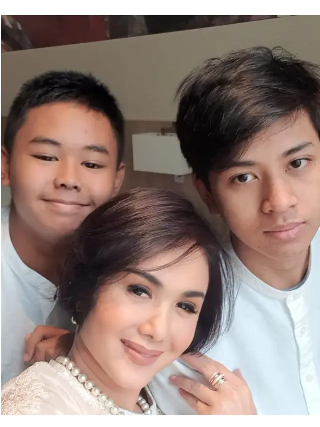 6 Potret Yuni Shara dengan Kedua Putranya, Bak Kakak Adik