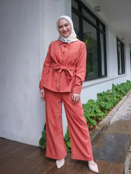 one set style dengan warna senada bisa jadi pilihan sempurna untuk dikenakan kala berbuka puasa. Gaya ini menghadirkan kesan chic dan mudah diaplikasikan. (foto: Instagram/ Melody Laksani)