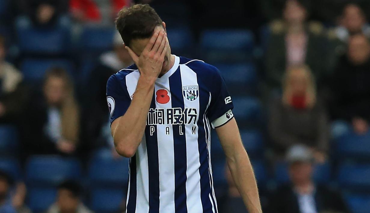 Bek West Bromwich, Jonny Evans, tampak kecewa usai dikalahkan Manchester City pada laga Premier League di Stadion The Hawthorns, West Bromwich, Sabtu (28/10/2017). West Bromwich kalah 2-3 dari City. (AFP/Lindsey Parnaby)