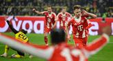 Joshua Kimmich menjadi pencetak gol penentu kemenangan dalam laga lanjutan Liga Jerman 2025/2026 antara Borussia Dortmund melawan Bayern Munchen di Signal Iduna Park, Sabtu (28/02/2026) waktu setempat. (AFP/Ina Fassbender)