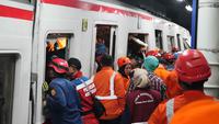 Tim pencari dan penyelamat mencari korban kecelakaan Kereta Api Jarak Jauh (KAJJ) dengan Kereta rel Listrik (KRL) Commuter Line di Stasiun Bekasi Timur, Jawa Barat, Senin, 27 April 2026 malam. (AP Photo/Achmad Ibrahim)