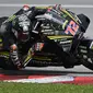 Pebalap Moony VR46, Marco Bezzecchi memacu motornya saat sesi tes pramusim MotoGP 2023 yang berlangsung di Sirkuit Sepang, Malaysia, Sabtu (10/02/2023). Bezzecchi menjadi pebalap tercepat pada hari pertama tes pramusim MotoGP 2023 dengan 1 jam 58 menit 470 detik dalam 55 lap. (AFP/Mohd Rasfan)