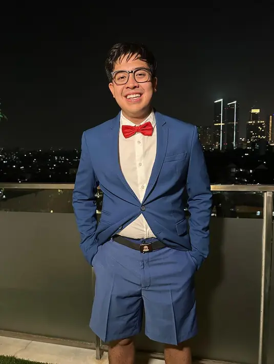 Pria asal Surabaya ini percaya diri dengan penampilan seperti Conan. Potret cosplay Conan pun viral di media sosial. Banyak warganet menyukai foto ini dan meninggalkan beragam pujian untuk Jerome Polin. (Liputan6.com/IG/jeromepolin)