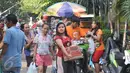 Sejumlah warga berhasil mendapatkan barang yang mereka inginkan, Jakarta, Minggu (21/6/2015). Warga terlihat  antusias membeli pakaian di pasar murah tersebut. (Liputan6.com/Herman Zakharia)