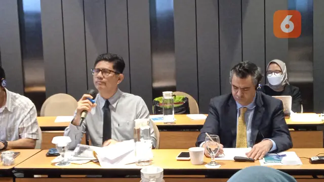 Direktur Eksekutif Kemitraan Laode M. Syarif dan Chief Research Officer WJP Alejandro Ponce dalam acara press briefing untuk Asia Pacific Justice Forum, Rabu (7/12/2022). (Safinatun Nikmah/Liputan6.com)