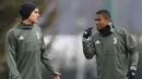 Pemain Juventus, Paulo Dybala berbincang dengan Douglas Costa  saat sesi latihan jelang laga Liga Champions di Vinovo, Italia, Selasa (6/3/2018). Juventus akan berhadapan dengan Tottenham Hotspur. (AFP/Marco Bertorello)