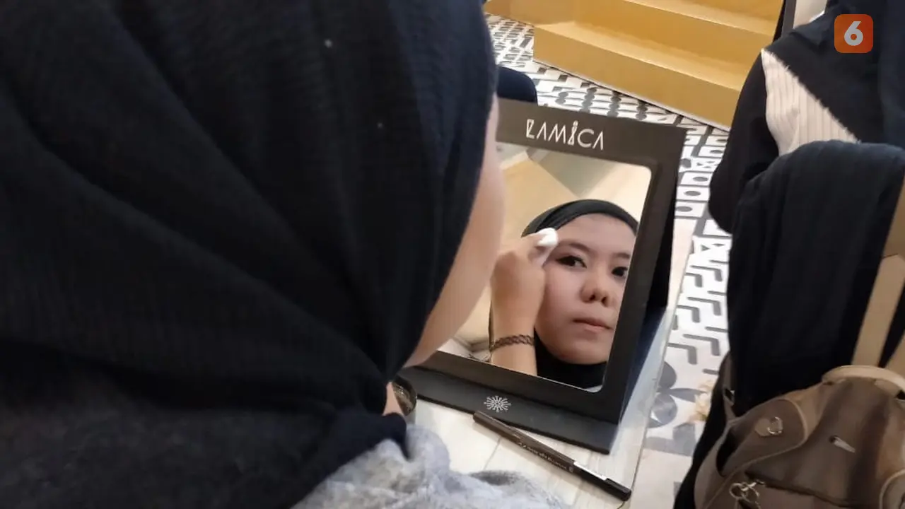 Peserta kelas make up dari Lipstick untuk Disabilitas dan Pandulisane