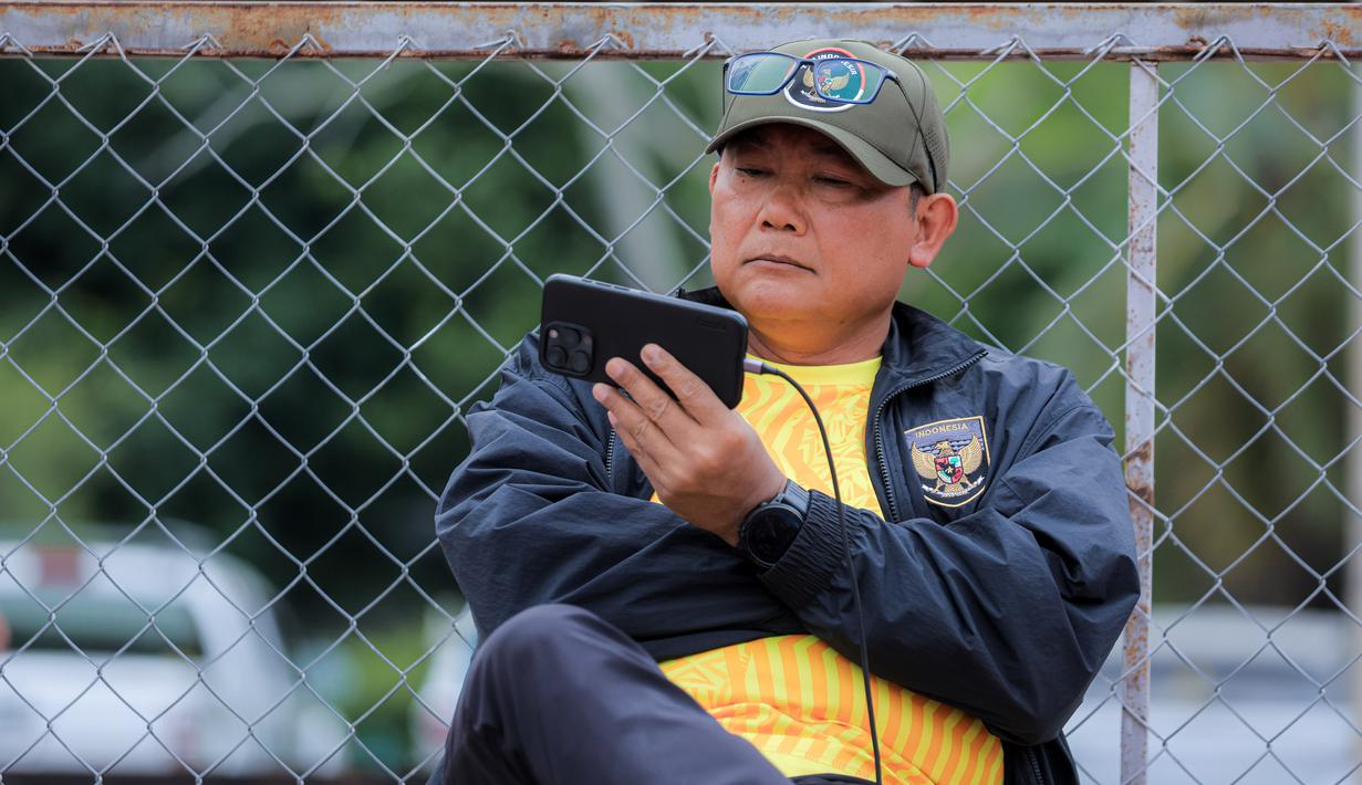 Di sisi lain, jelang laga krusial kontra Myanmar di Grup C SEA Games 2025, kondisi terkini skuad Timnas Indonesia U-22 dikabarkan menunjukkan tren positif. Manajer tim, Sumardji, memastikan seluruh pemain berada dalam kondisi bugar dan tidak ada yang mengalami cedera. Tampak dalam foto, pemain Timnas Indonesia U-22 melakukan sesi latihan resmi jelang melawan Myamar pada matchday kedua Grup C SEA Games 2025. (Bola.com/ Bagaskara Lazuardi)