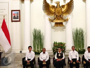 Menlu, Retno Marsudi bersama empat korban WNI yang di sandera perompak Somalia saat serah terima korban sandera Perompak kepada keluarga di Kemenlu, Jakarta, Senin (31/10).  (Liputan6.com/Johan Tallo)