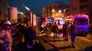 Petugas pemadam kebakaran dan tim medis mengevakuasi korban saat terjadi kebakaran di rumah sakit di distrik Gaziosmanpasa, Istanbul, Turki (5/4). Sebanyak 70 pasien dievakuasi dari peristiwa ini. (AFP/Ozan Kose)
