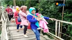 Jembatan yang membelah Sungai Tajum ini telah ada sejak 2008 silam. Meski nyaris ambruk, jembatan ini telah membantu keseharian warga.