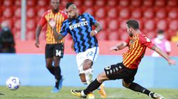 Gelandang Inter Milan, Arturo Vidal, berebut bola dengan pemain Benevento, Artur Ionita, pada laga Liga Italia di Stadion Ciro Vigorito, Rabu (30/9/2020). Inter Milan menang dengan skor 5-2. (Alessandro Garofalo/LaPresse via AP)