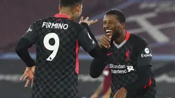 Gelandang Liverpool, Georginio Wijnaldum (kanan) berselebrasi setelah mencetak gol ke gawang West Ham United pada lanjutan pekan ke-21 Liga Inggris 2020/2021 di London Stadium, Minggu (31/1/2021) malam WIB. West Ham dipaksa bertekuk lutut oleh Liverpool dengan skor 1-3. (Clive Rose/Pool via AP)