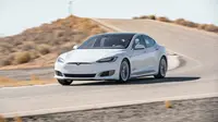 Mobil listrik Tesla Model S (Foto: motortrend.com).