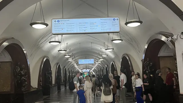 Stasiun metro Ploshchad Revolyutsii di Moskow, Rusia.