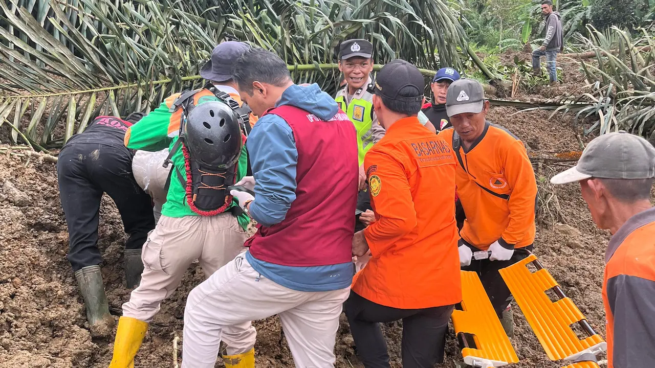 Operasi SAR tragedi longsor di Dusun Situkung, Desa Pandanarum, Kecamatan Pandanarum, Kabupaten Banjarnegara.