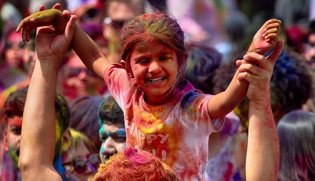 Festival Holi terinspirasi dari kisah cinta Krishna dan Radha, menjadi perayaan yang meriah dan berwarna. (AP Photo/Richard Vogel)