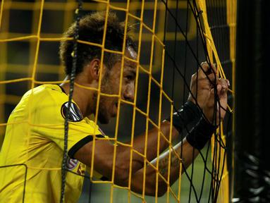 Ekspresi pemain Borussia Dortmund, Pierre-Emerick Aubameyang saat bertanding melawan FK Qabala dalam lanjutan Grup C Liga Europa di Stadion Signal Iduna Park, Dortmund, Jerman, Jumat (6/11/2015) dini hari WIB. (Reuters/Ina Fassbender)