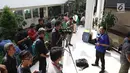 Awak media melakukan siaran di luar ruang sidang pembacaan vonis dengan terdakwa terorisme, Aman Abdurrahman di PN Jakarta Selatan, Jumat (22/6). Sidang pembacaan vonis Aman Abdurrahman kali ini tertutup bagi para awak media. (Liputan6.com/Angga Yuniar)