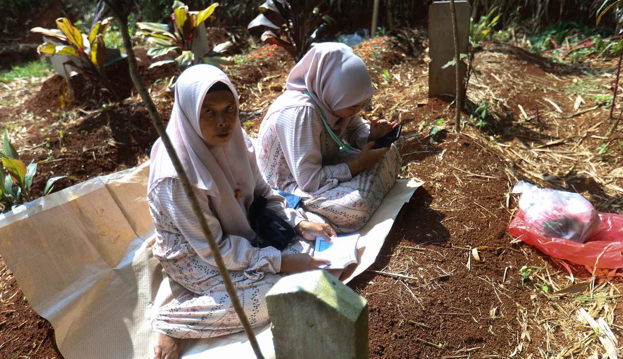 Usai melaksanakan Salat Idulfitri 1447 Hijriah/2026 Masehi, sebagian umat muslim memadati salah satu Tempat Pemakaman Umum (TPU), Cibinong, Kabupaten Bogor, Jawa Barat. Tampak dalam foto, warga saat melakukan ziarah kubur usai melaksanakan salat Idulfitri 1447 Hijriah di salah satu Tempat Pemakaman Umum (TPU), Cibinong, Kabupaten Bogor, Jawa Barat, Sabtu (21/3/2026). (Kapanlagi.com/Budy Santoso)