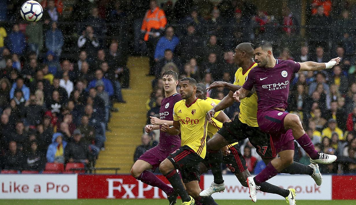 Pemain Manchester City, Sergio Aguero (kanan) saat berduel dengan pemain Watford pada lanjutan Premier League di Vicarage Road, Watford, (16/9/2017). Manchester City menang 6-0. (Nigel French/PA via AP)