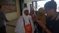 Calon haji asal Samosir menolak ditawari naik haji lewat Medan. Ia memiliki alasan spesial soal itu. (Liputan6.com/Reza Efendi)