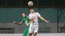 Pemain Persebaya Surabaya, Arif Satria (kanan) dan pemain PSS Sleman Nemanja Kojic dalam laga pekan ke-5 BRI Liga 1 2021/2022 di Stadion Wibawa Mukti, Cikarang, Rabu (29/09/2021). Persebaya menang 3-1. (Bola.com/Bagaskara Lazuardi)
